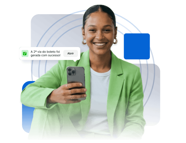 Pessoa sorrindo com o celular após gerar a 2ª via do boleto